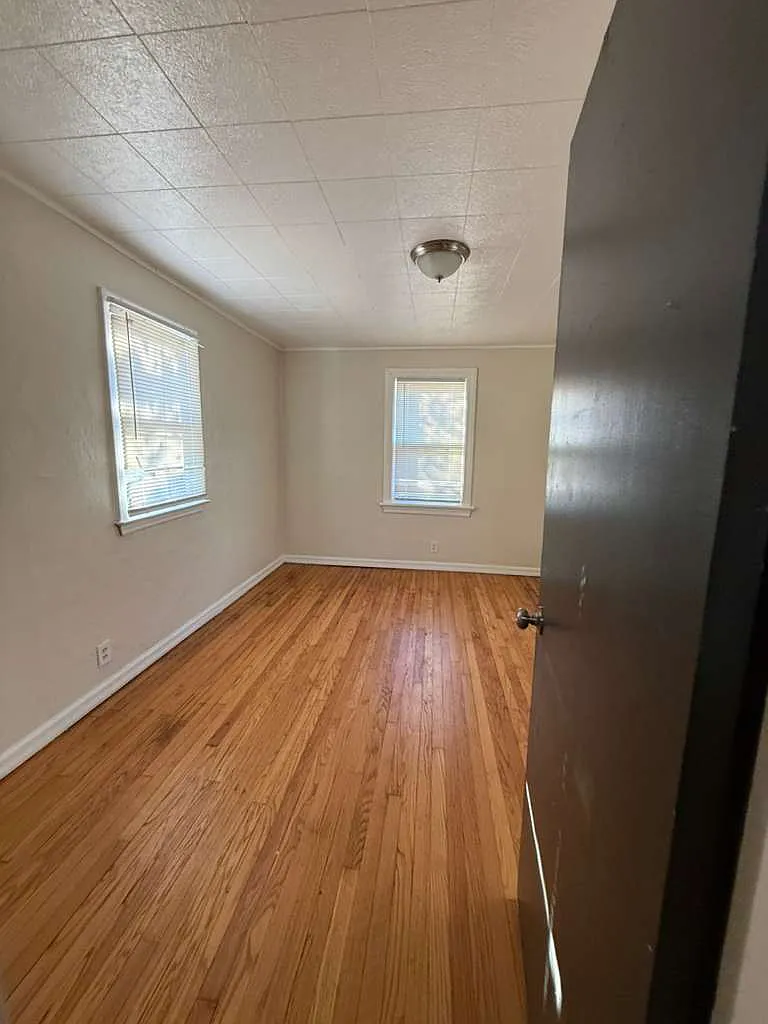 3 bed, 1.0 bath, 864 sqft, $1,200 — Photo 3