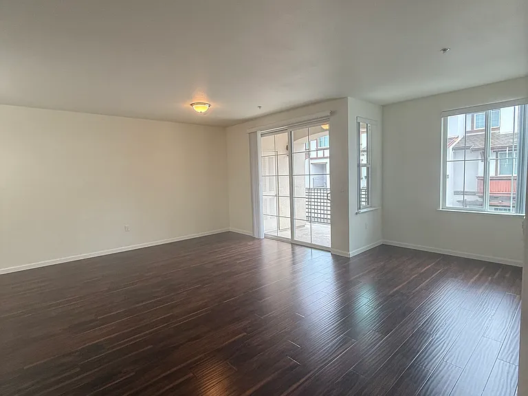 Diamond Creek Condominiums/ Apartments — Photo 33