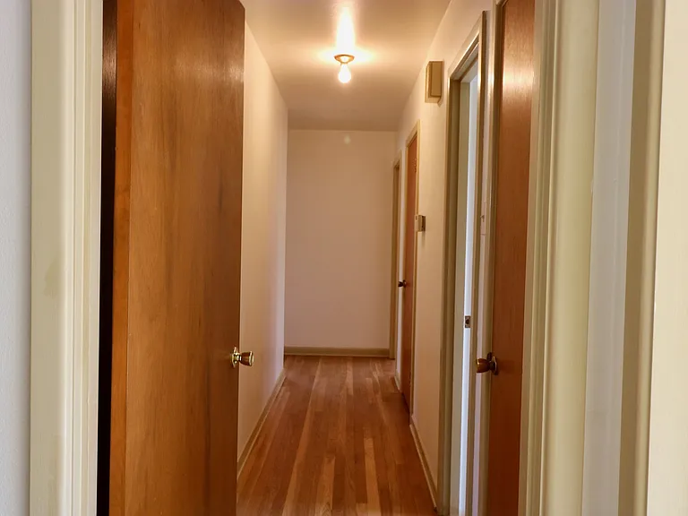 105 E Xavier Ave — Photo 2