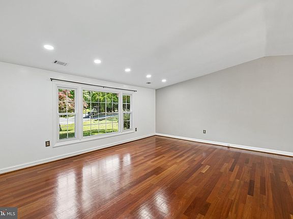 5th image of 4 Pond Cir