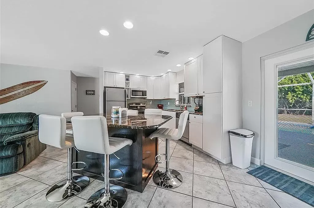 2 bed, 1200 sqft, $3,500 — Photo 3