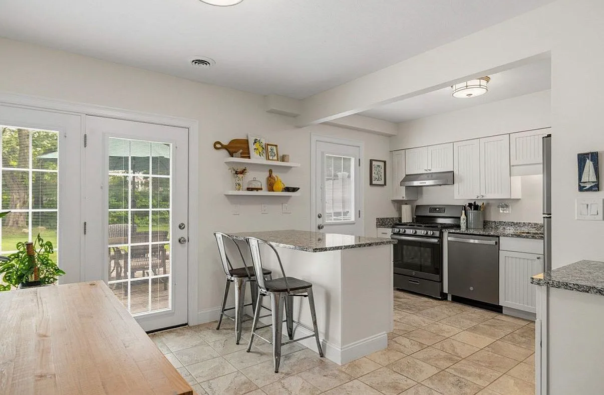 2 bed, 1.5 bath, 1120 sqft, $2,995 — Photo 3