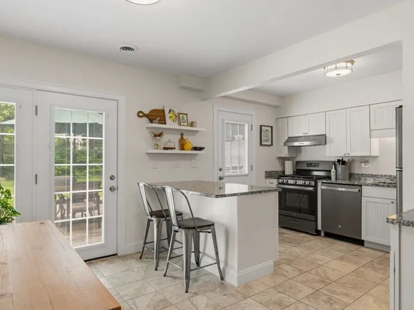 415 High St APT 2, Hampton, NH 03842