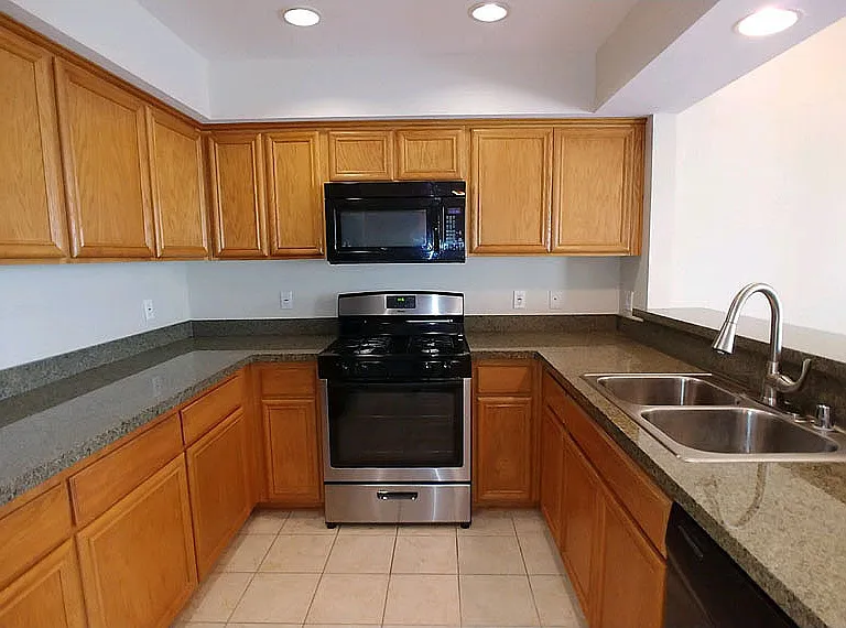 Almeria Townhomes — Photo 29