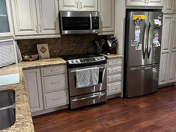 3rd image of 925 NE 26th Ave #925