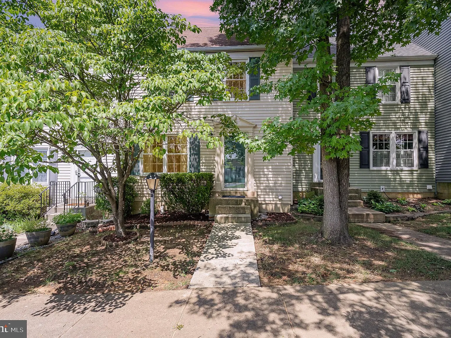 3 bed, 3.5 bath, 1712 sqft, $2,800 — Photo 2