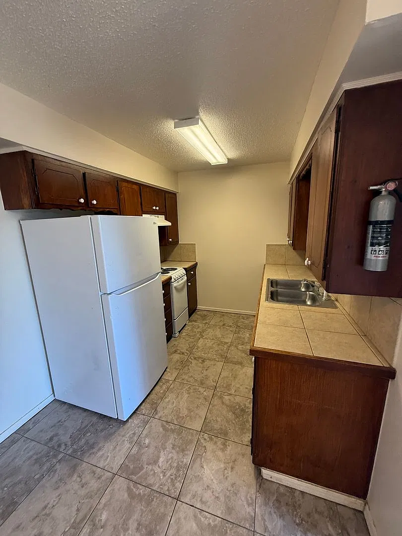 Charleston Apts — Photo 3