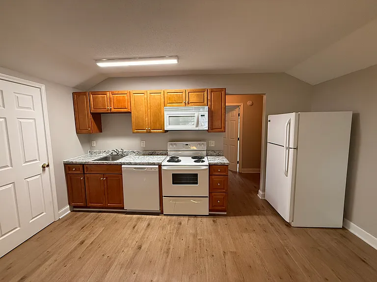 28 Buffalo St #B — Photo 8
