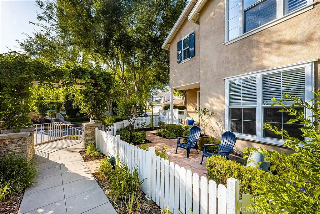 3 bed, 2.5 bath, 1400 sqft, $4,950 — Photo 2