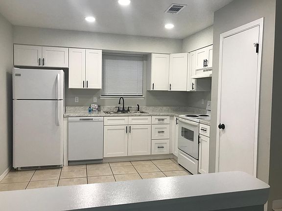 5th image of 415 Parkview Dr W
