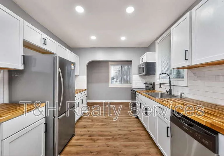 1927 N Dearborn St — Photo 10