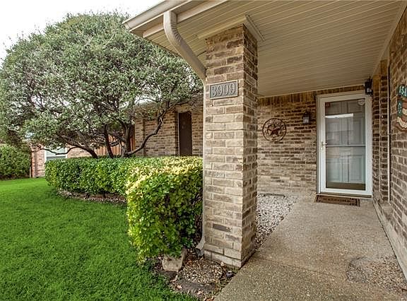 3rd image of 3909 Vista Woods Cir