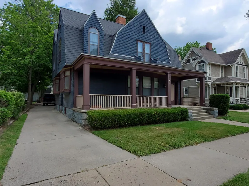 140 College Ave NE #1