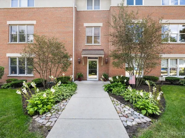 10 Ford St Unit 301, Geneva, IL 60134