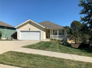 602 Pebble Beach Dr, Lansing, KS 66043