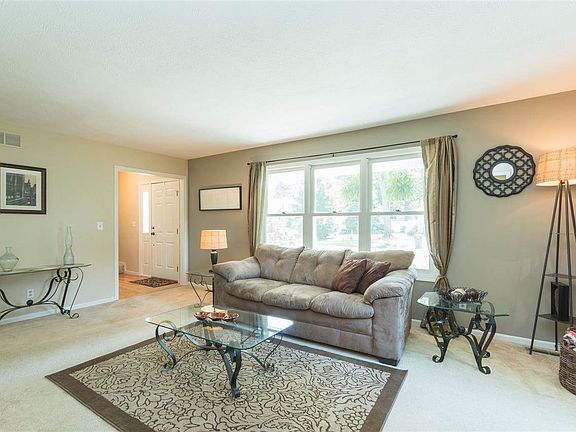 3rd image of 55689 Jefferson Knolls Dr