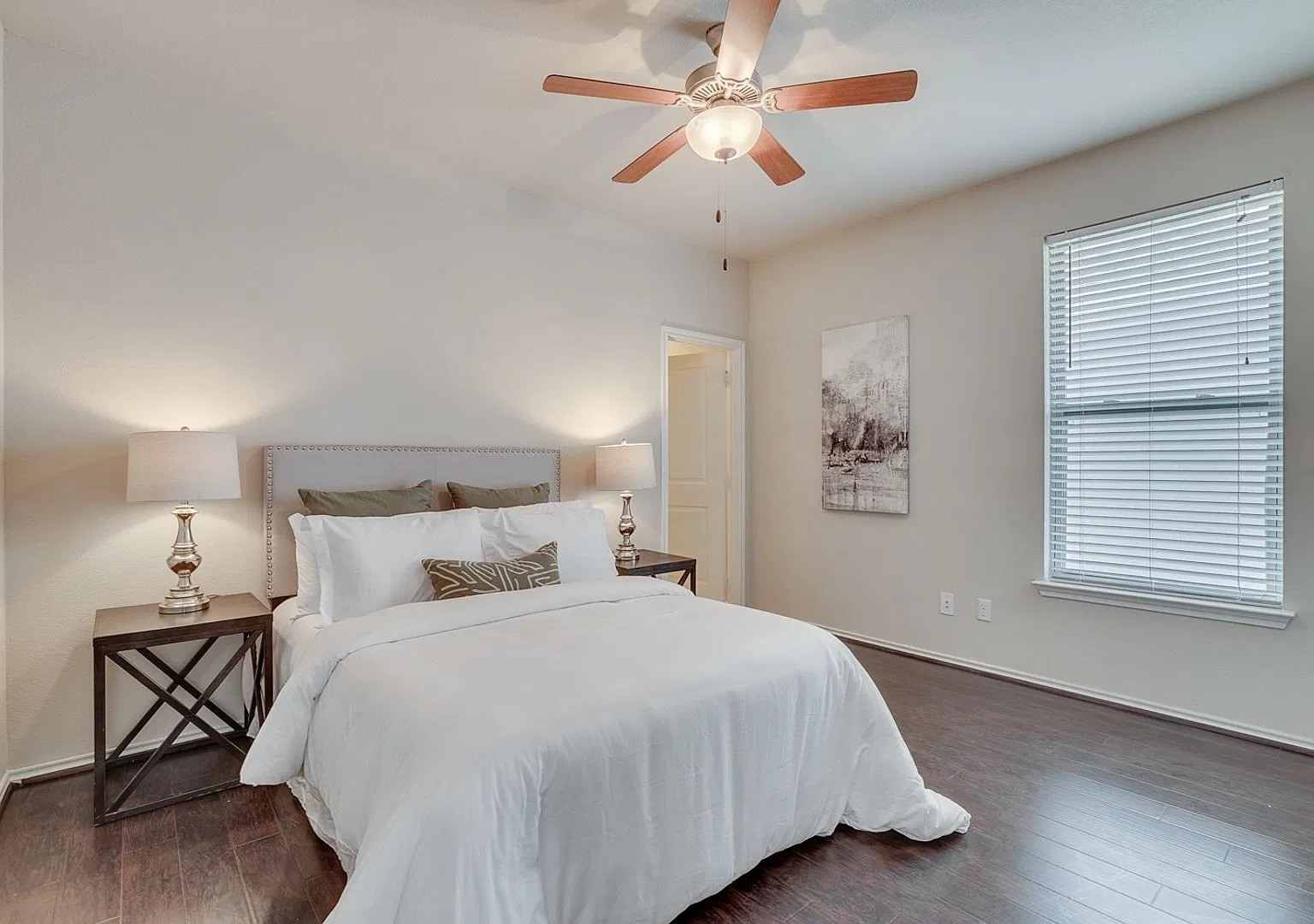 * Move In Summer 2027 * $5500 * 5 Bed 3 Bath Free Monthly Housekeeping Walk To Tcu — Photo 3