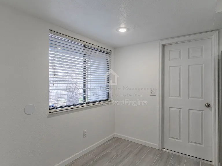 911 Robinhood Ct — Photo 8