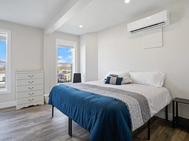 537 Talbot St — Photo 37