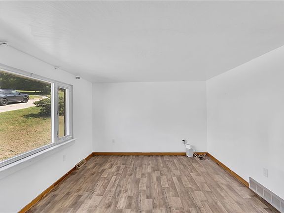 5th image of 404 Broad St