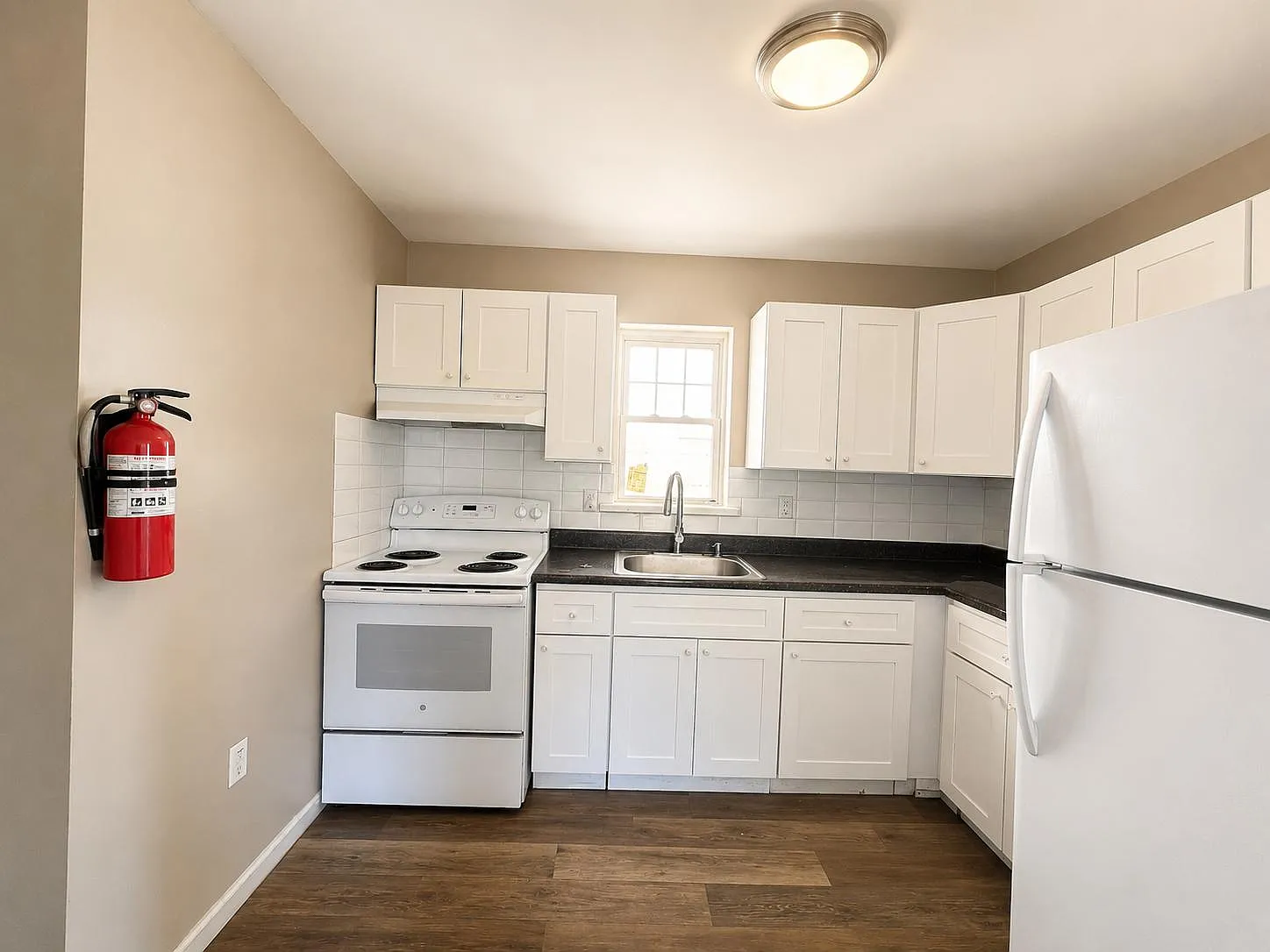3 bed, 1000 sqft, $2,400 — Photo 3