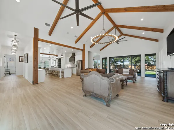 123 Broken Spur Cir, Bandera, TX 78003