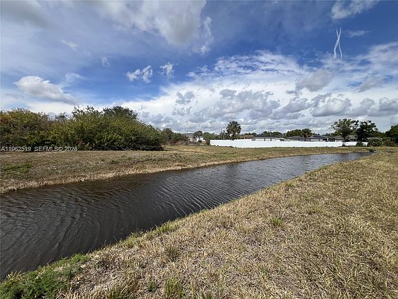 3rd image of 1913 Roderick Ln