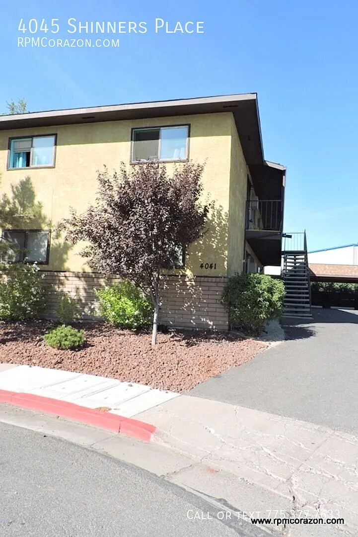Upstairs 2 bed, 1 bath apt w/ new paint & carpet! — Photo 1
