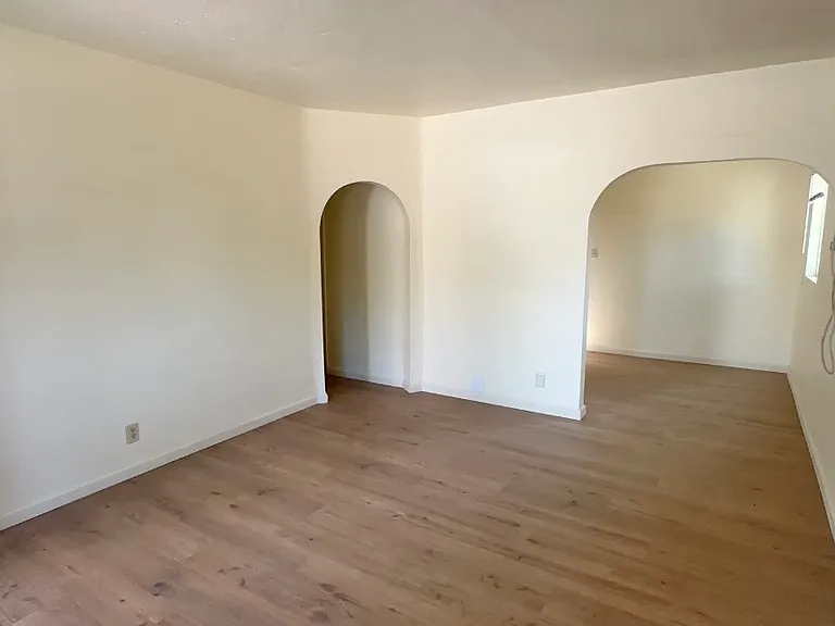 1151 S Avenue C — Photo 2