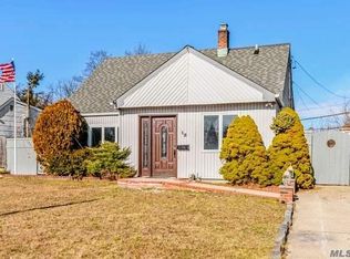 15 Hunt Ln, Levittown, NY 11756