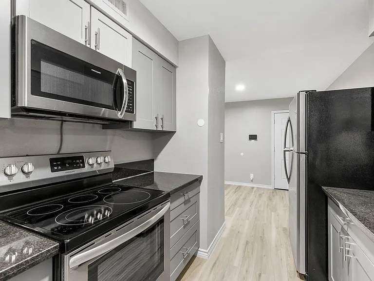 1401 Garrett St — Photo 8