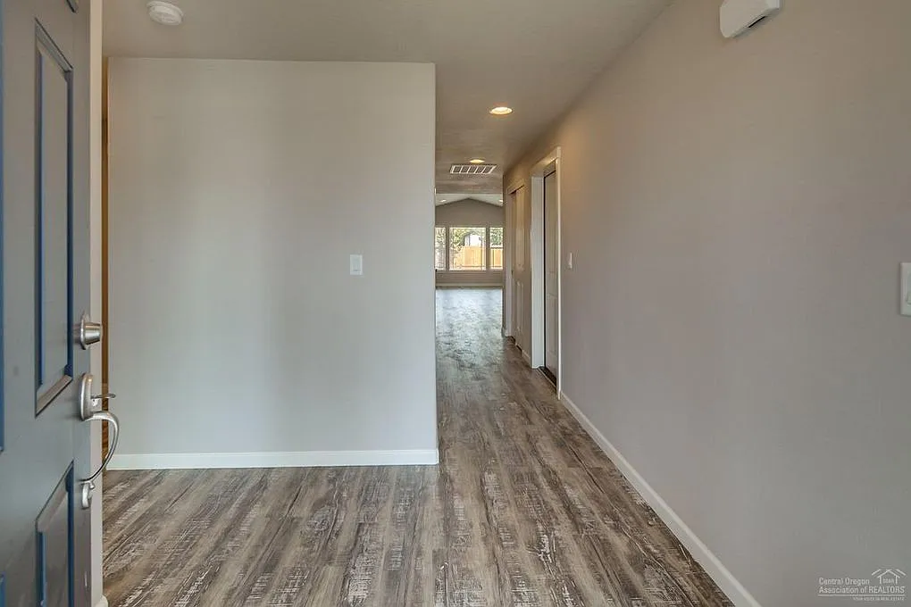 Gorgeous NW Redmond Home with View of the Cascade Mountains! — Photo 3