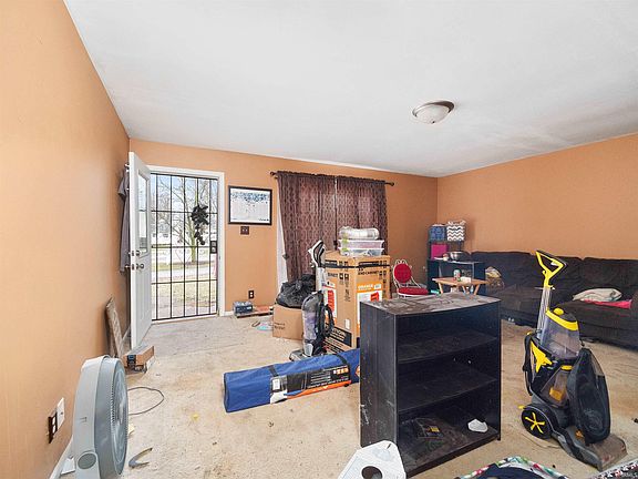 3rd image of 118 W Hillcrest Dr
