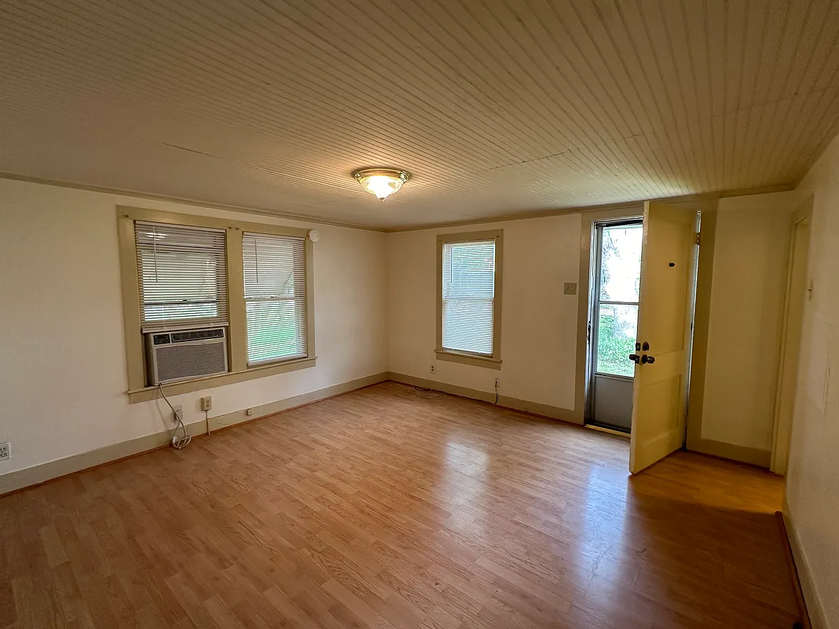 Main Room - 1/2 E Charnwood St