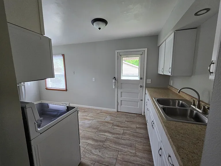 913 Hillside Dr — Photo 6