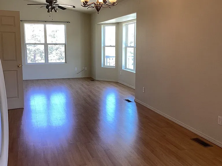 943 W Lookout Rd — Photo 5