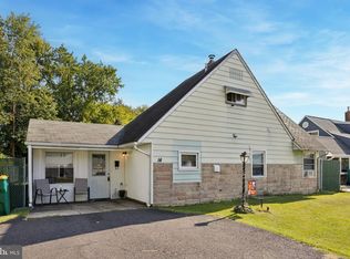 14 Neptune Ln, Levittown, PA 19054