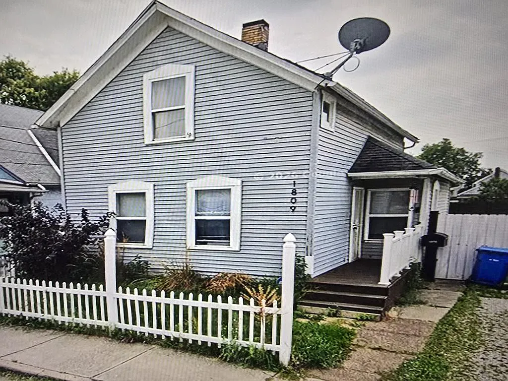 1809 Rowley Ave — Photo 1