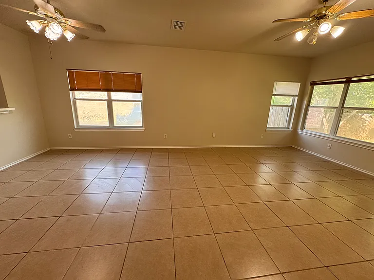 908 N Creek Blvd — Photo 6
