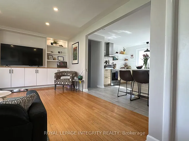 870 Claude St — Photo 4