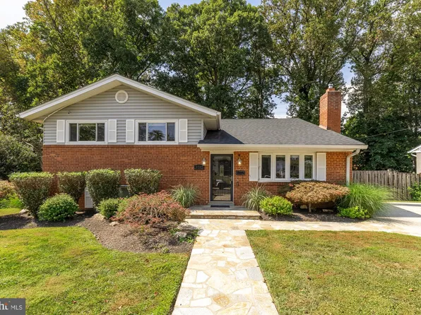 9712 Holmhurst Rd, Bethesda, MD 20817