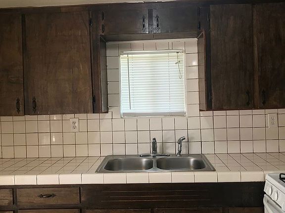 4th image of 399 11th St