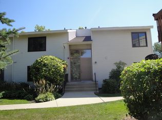 941 Commonwealth Ct APT 1, Vernon Hills, IL 60061