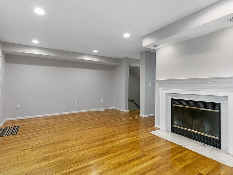 8 Locust Ln #4 — Photo 8