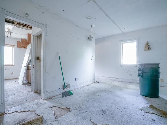 4th image of 2227 Burton St