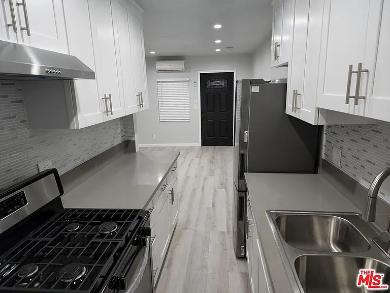 5916 S Figueroa St #5918-1/4 — Photo 2