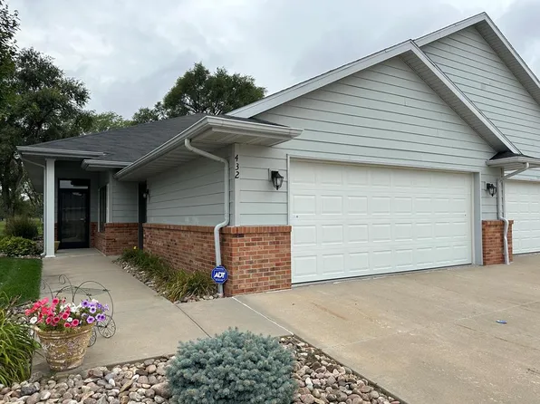 432 S Woodland Dr, Grand Island, NE 68801