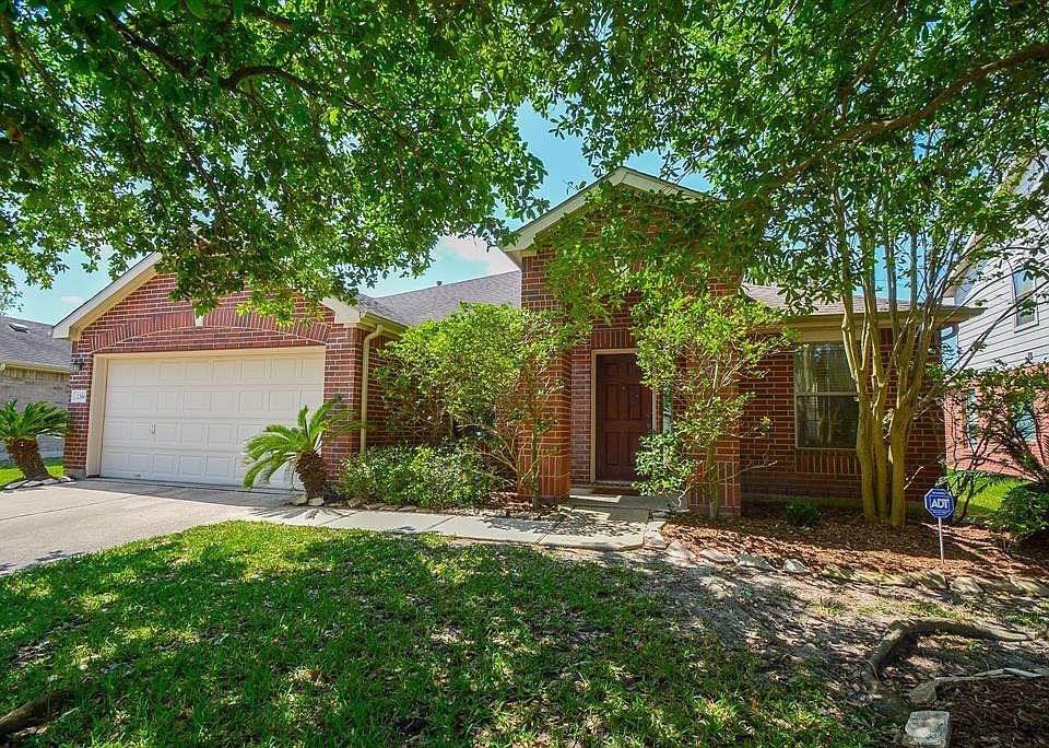 Come discover a wonderful single story home which offers three bedrooms plus a study!