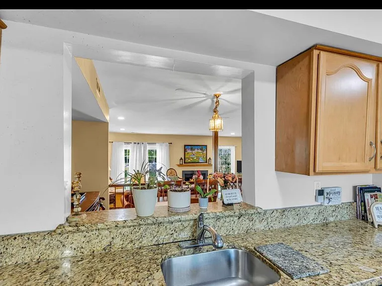 320 Harvard Pl — Photo 6