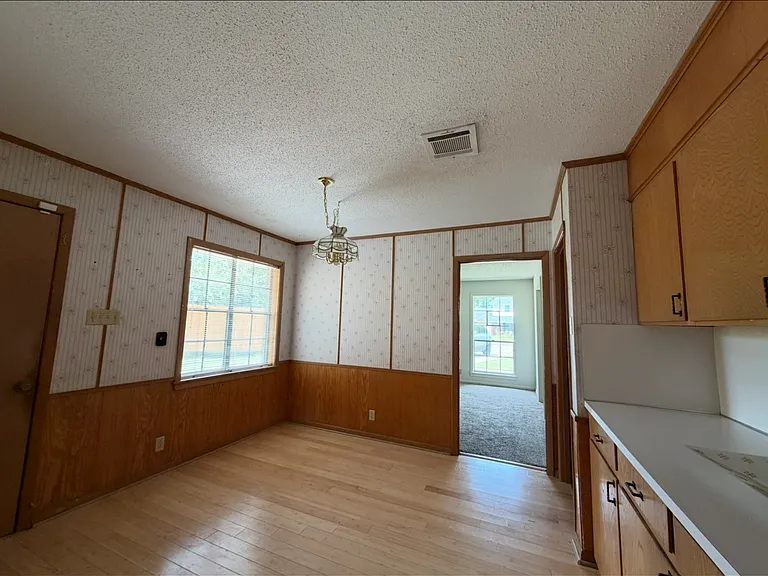 2102 Elmwood Dr — Photo 6
